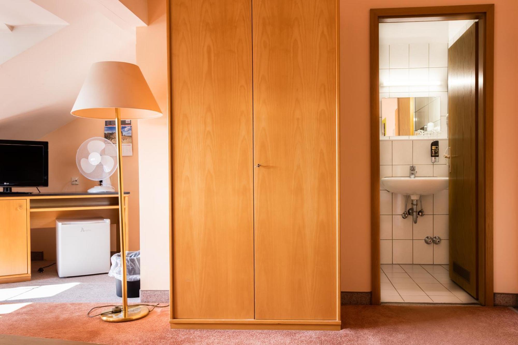 Hotelpension Zum Gockl Аллерсхаузен Экстерьер фото