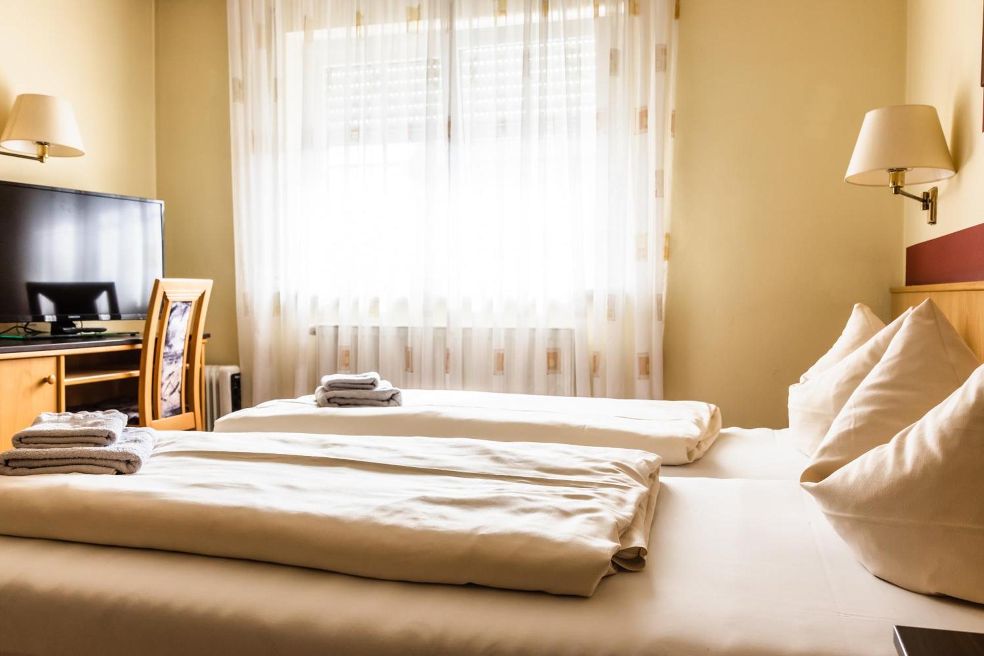 Hotelpension Zum Gockl Аллерсхаузен Экстерьер фото