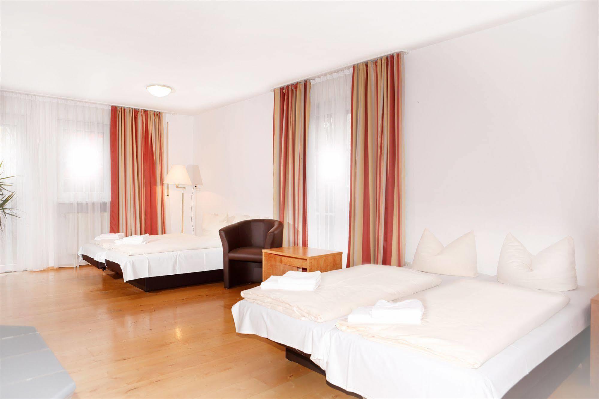 Hotelpension Zum Gockl Аллерсхаузен Экстерьер фото